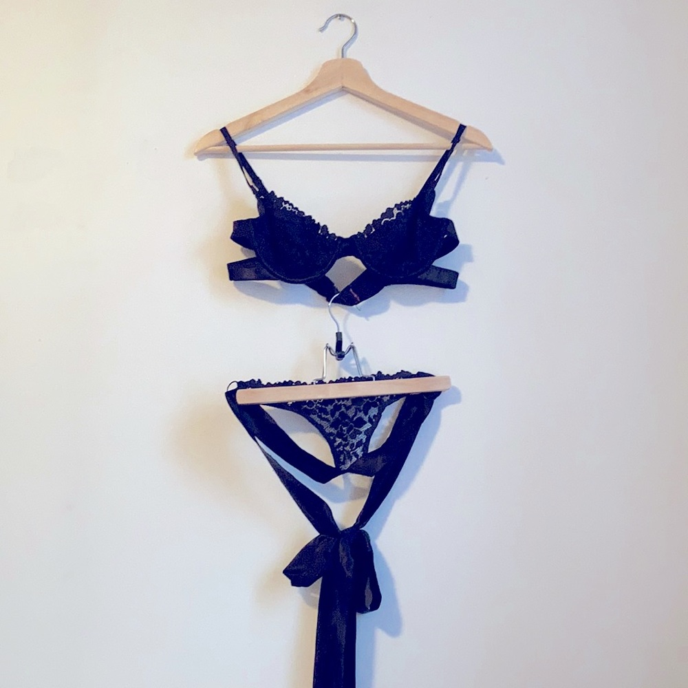 Black satin and lace matching set. La Senza bra C34 bottoms size Small